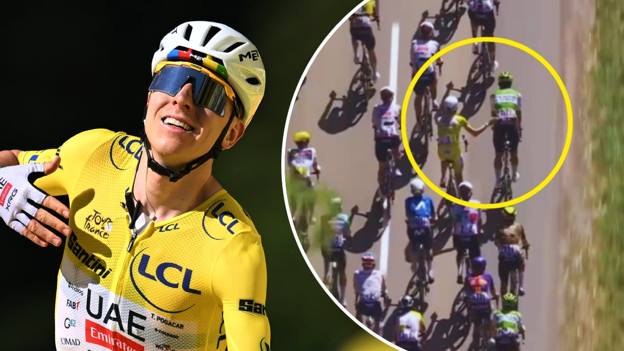 Tadej Pogačar le dio un toque en la espalda a Fernando Gaviria cerca del final de la etapa 11 del Tour de Francia 2026.