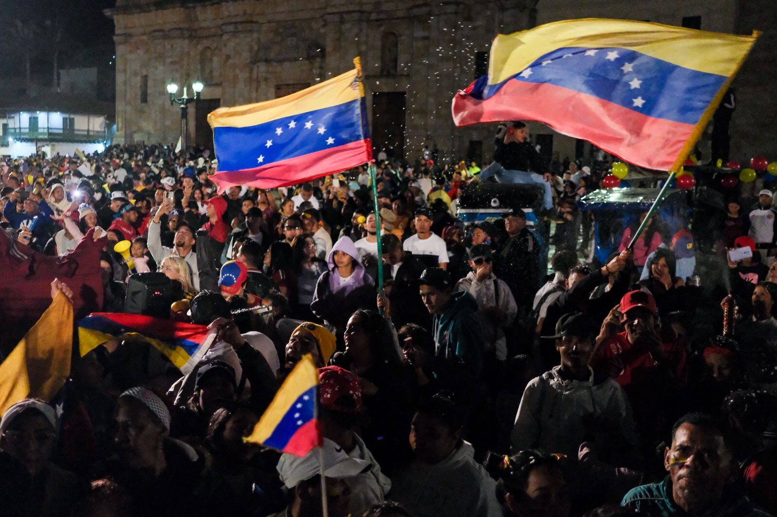 Plaza de Bolívar, ciudadanos venezolanos celebran la eventual victoria de la Edmundo González en Venezuela