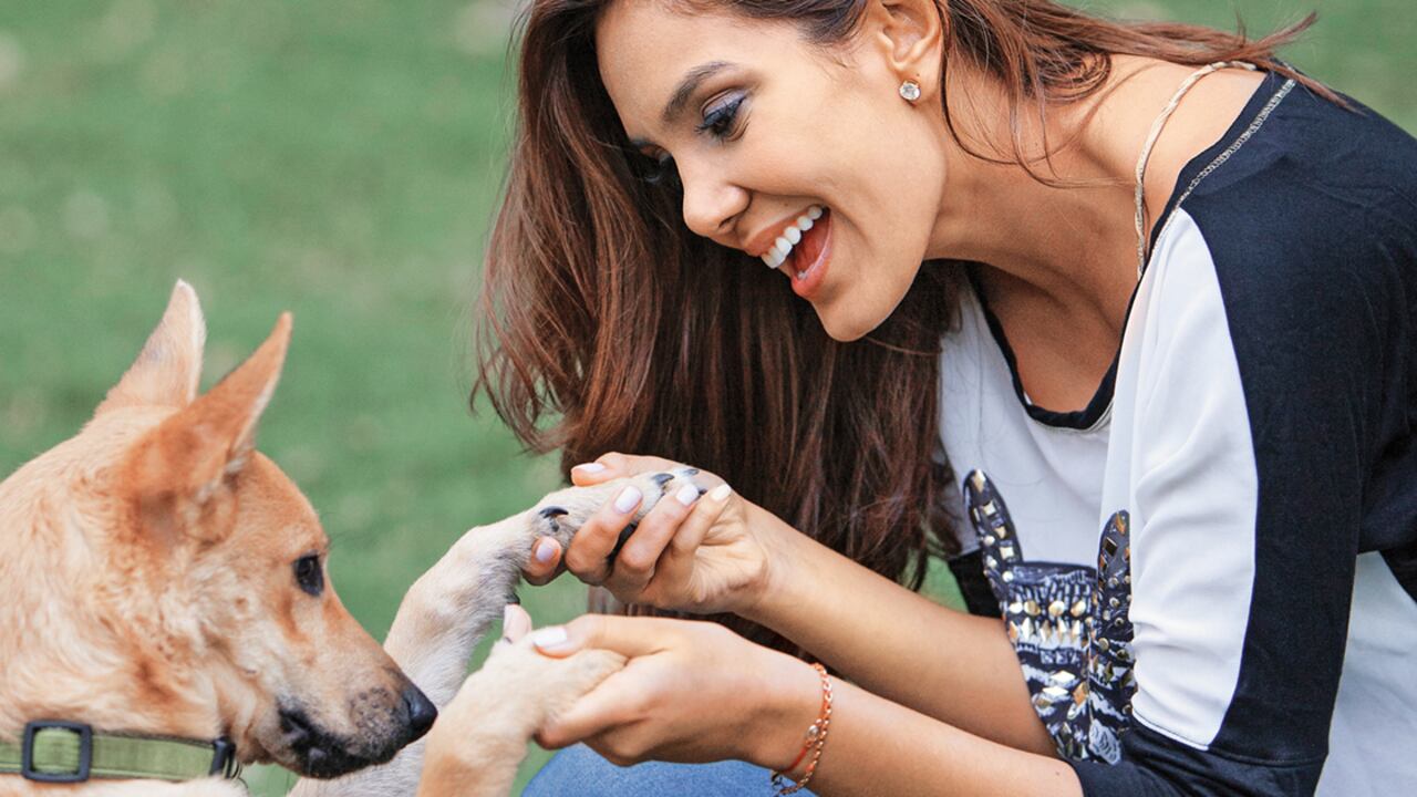 Catalina Robayo y su perro