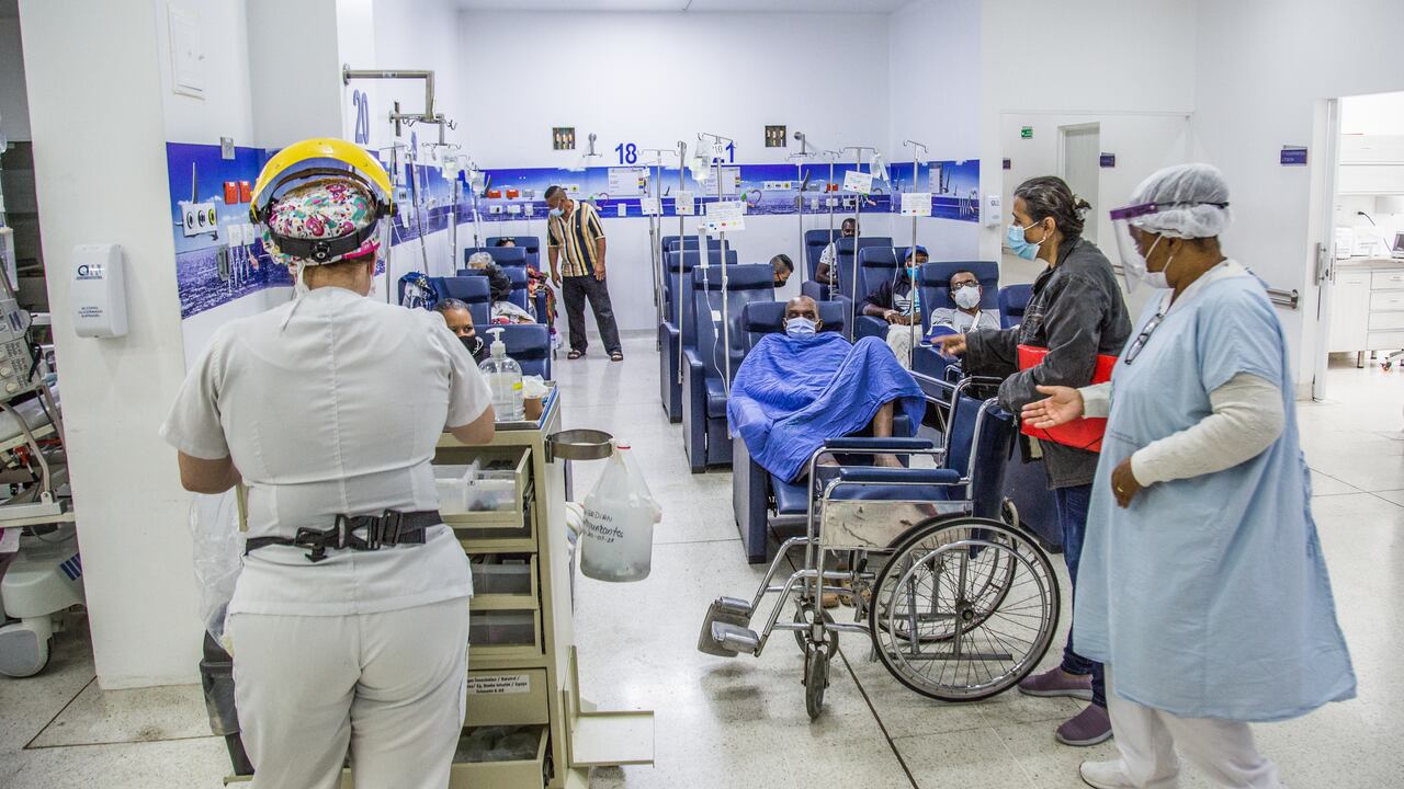 El principal -y más grande- hospital público del suroccidente de Colombia resiste con poco espacio en sus camas UCI para atender el alto número de pacientes covid que necesitan ventilación mecánica.
