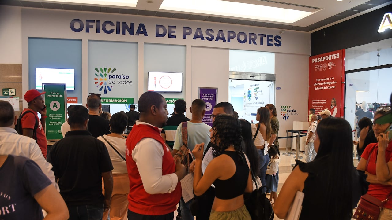 Largas filas para sacar el pasaporte ante el cambio de sistema anunciado por el Gobierno.