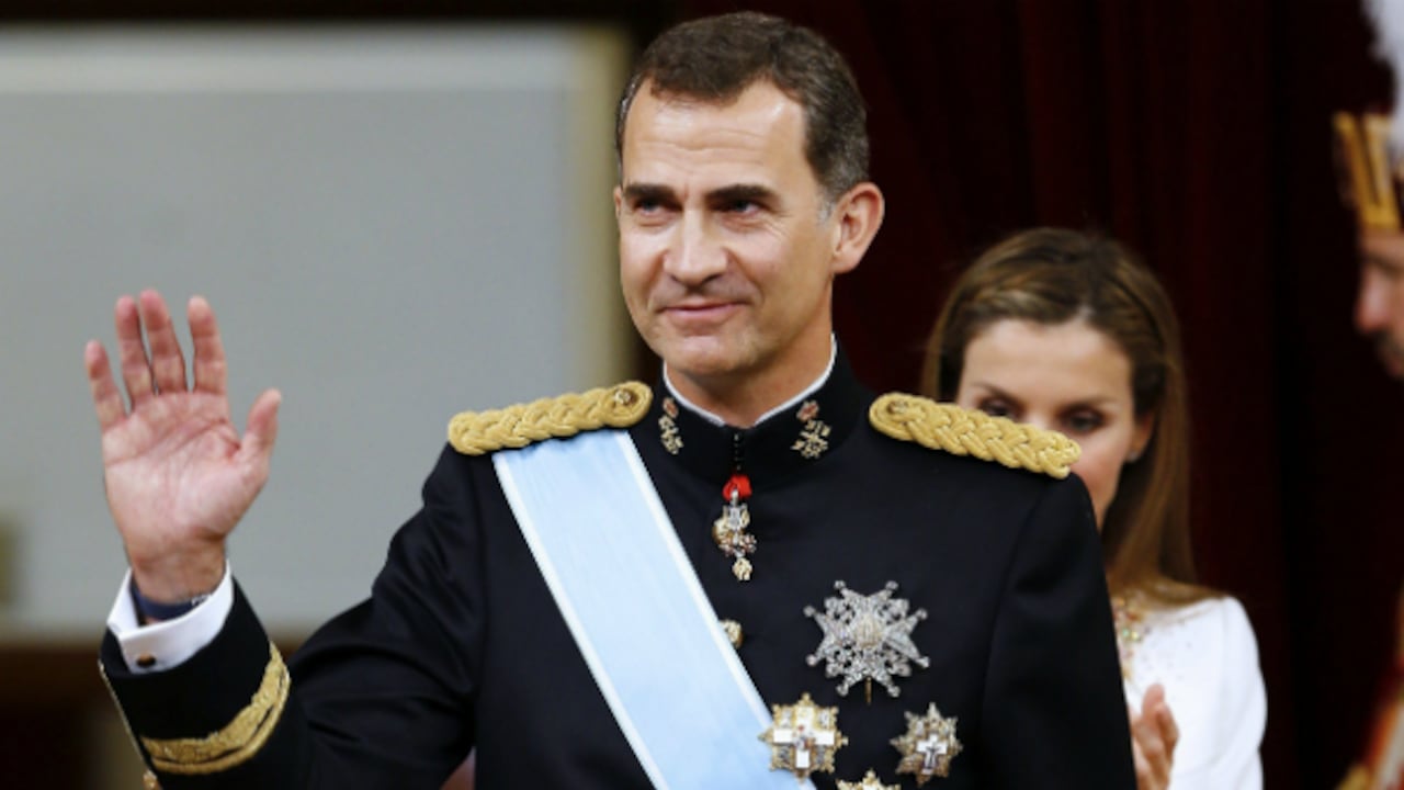 Felipe VI asume el trono de España tras la abdicación del rey Juan Carlos.