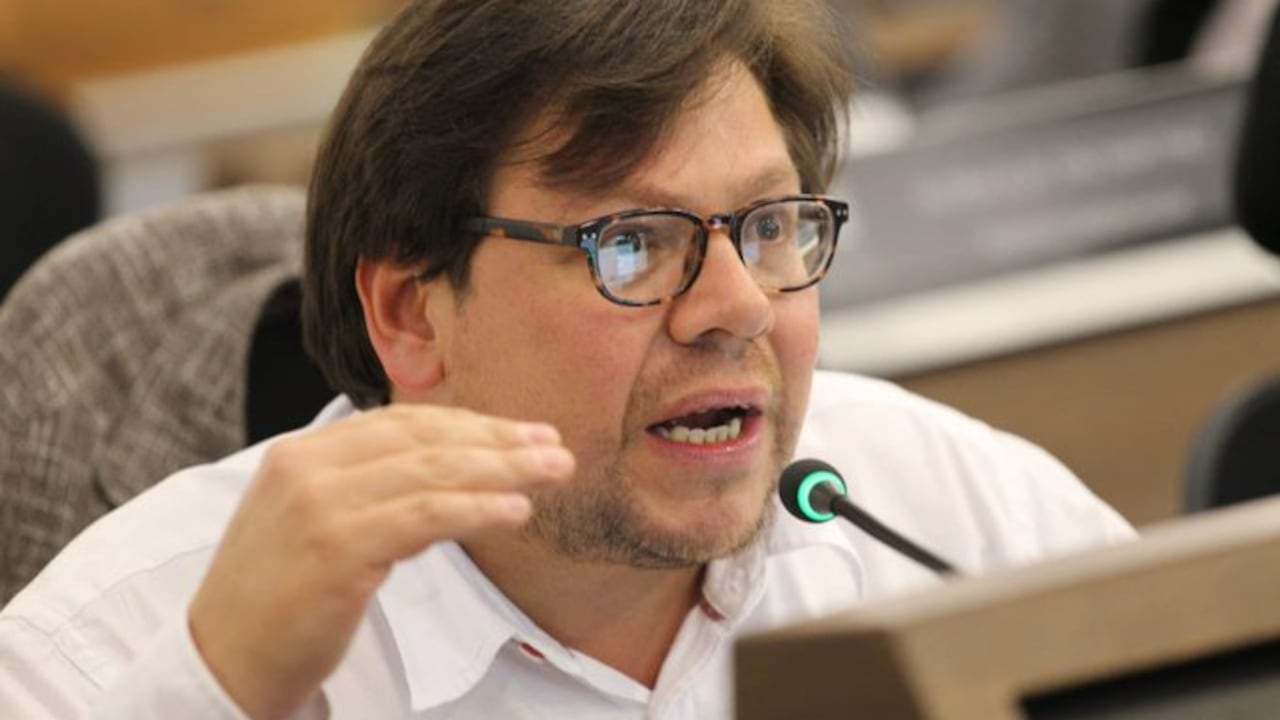 De acuerdo con el concejal Diego Cancino los costos y gastos de ETB en el negocio de móviles han sido siempre mayores que los ingresos desde que inició el negocio en 2014.