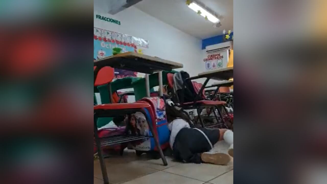 La profesora le pidió a los niños que se quedaran abajo en silencio.