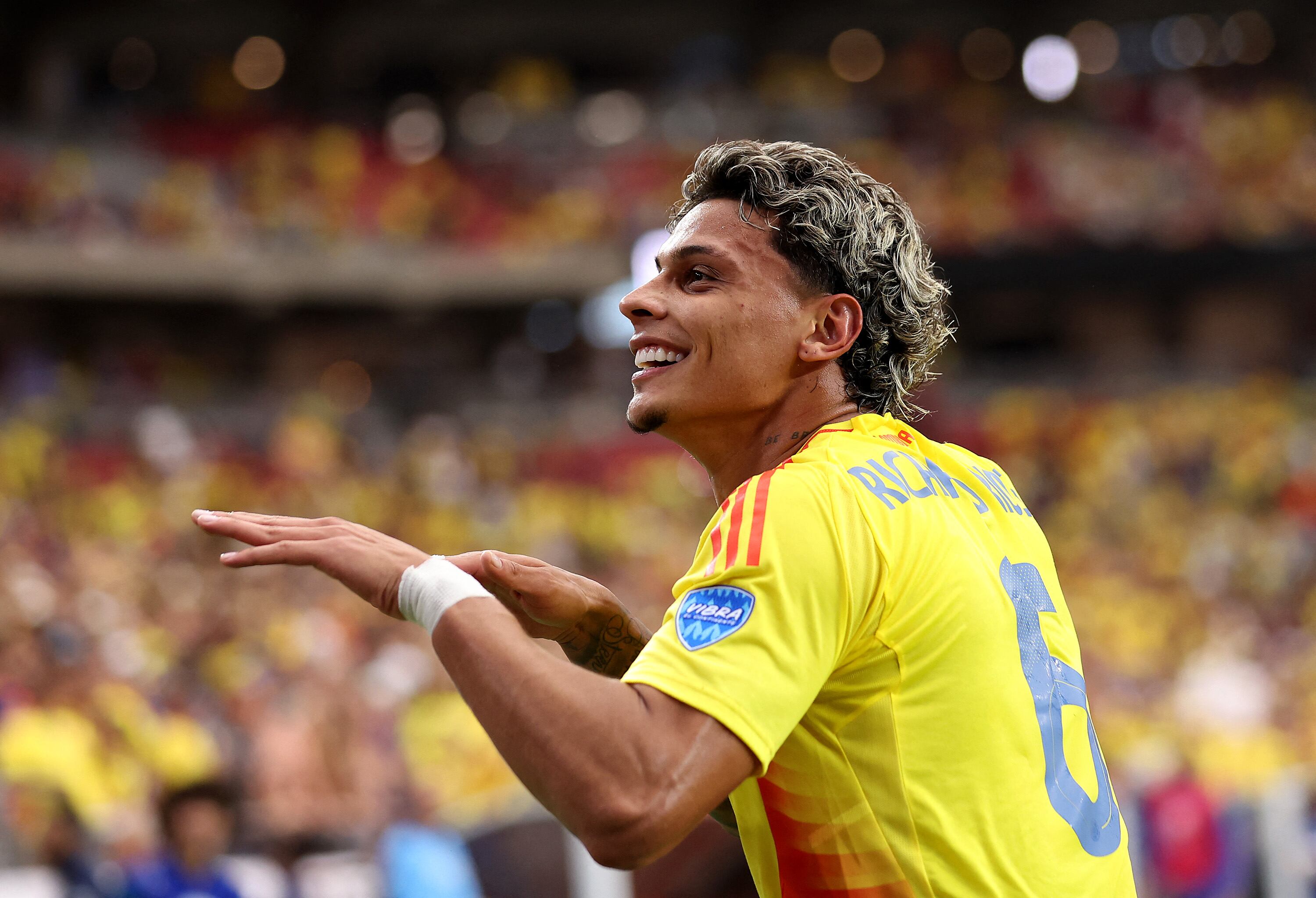 GLENDALE, ARIZONA - JULY 06: Richard Rios of Colombia celebrates after scoring the team's fourth goal during the CONMEBOL Copa America 2024 quarter-final match between Colombia and Panama at State Farm Stadium on July 06, 2024 in Glendale, Arizona.   Ezra Shaw/Getty Images/AFP (Photo by EZRA SHAW / GETTY IMAGES NORTH AMERICA / Getty Images via AFP)