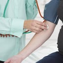 La presión arterial puede desencadenar afecciones cardíacas y cerebrales.