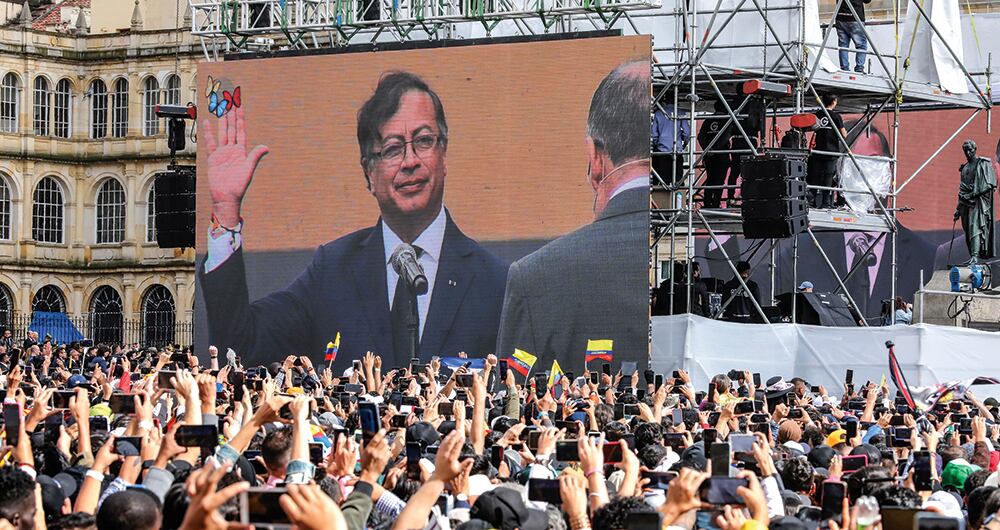 El sol radiante agotó a muchos curiosos, pero llenó de energía a las miles de personas que se agolparon en la plaza de Bolívar. “No más oligarquía” se escuchaba en los gritos que combinaban rabia con felicidad.  