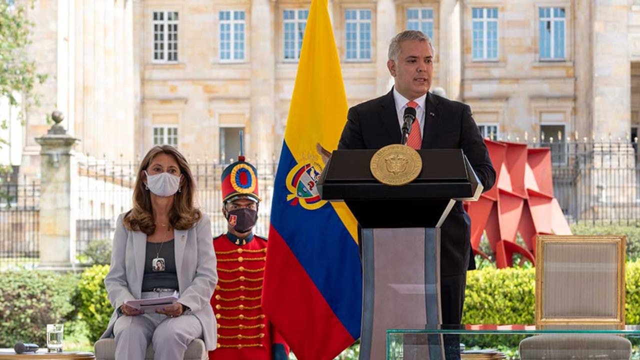 Durante un conversatorio en la Plaza de Armas de la Casa de Nariño, el presidente Iván Duque extendió una invitación para observar la exhibición magistral de los históricos textos.
