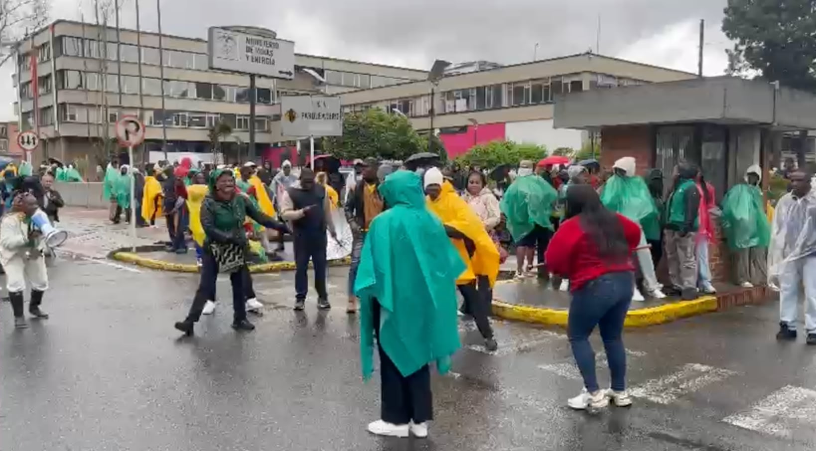 En la sede de la Agencia Nacional de Tierras se registraron bloqueos protagonizados por comunidades afrodescendientes durante el desarrollo de una jornada de protesta.