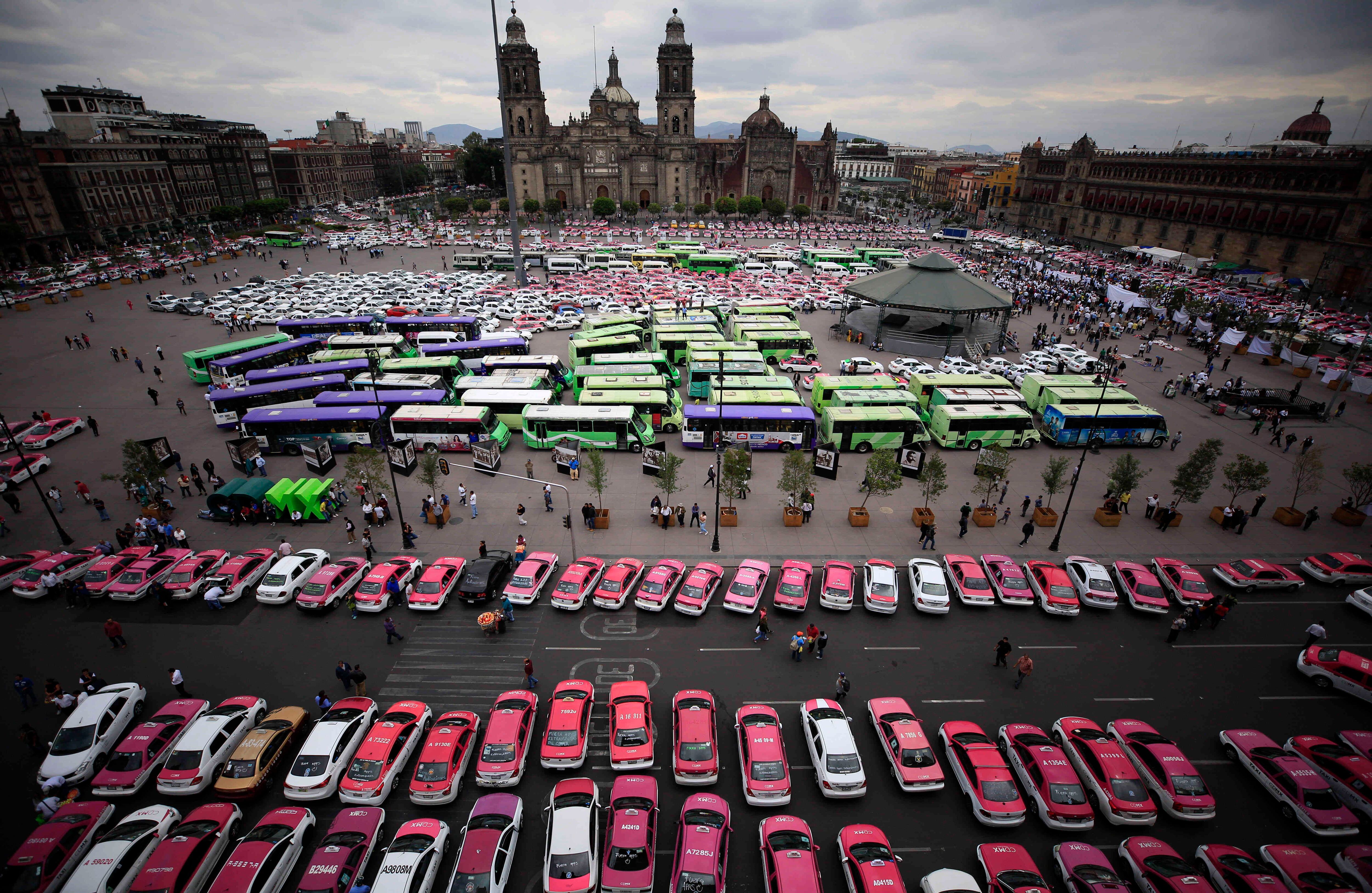 3 de junio - Taxistas y conductores del transporte público de Ciudad de México se reunen para protestar contra las aplicaciones de transporte compartido que, según los protestantes, han reducido sus ingresos en un 40 por ciento. FOTO: Rebecca Blackwell / AP