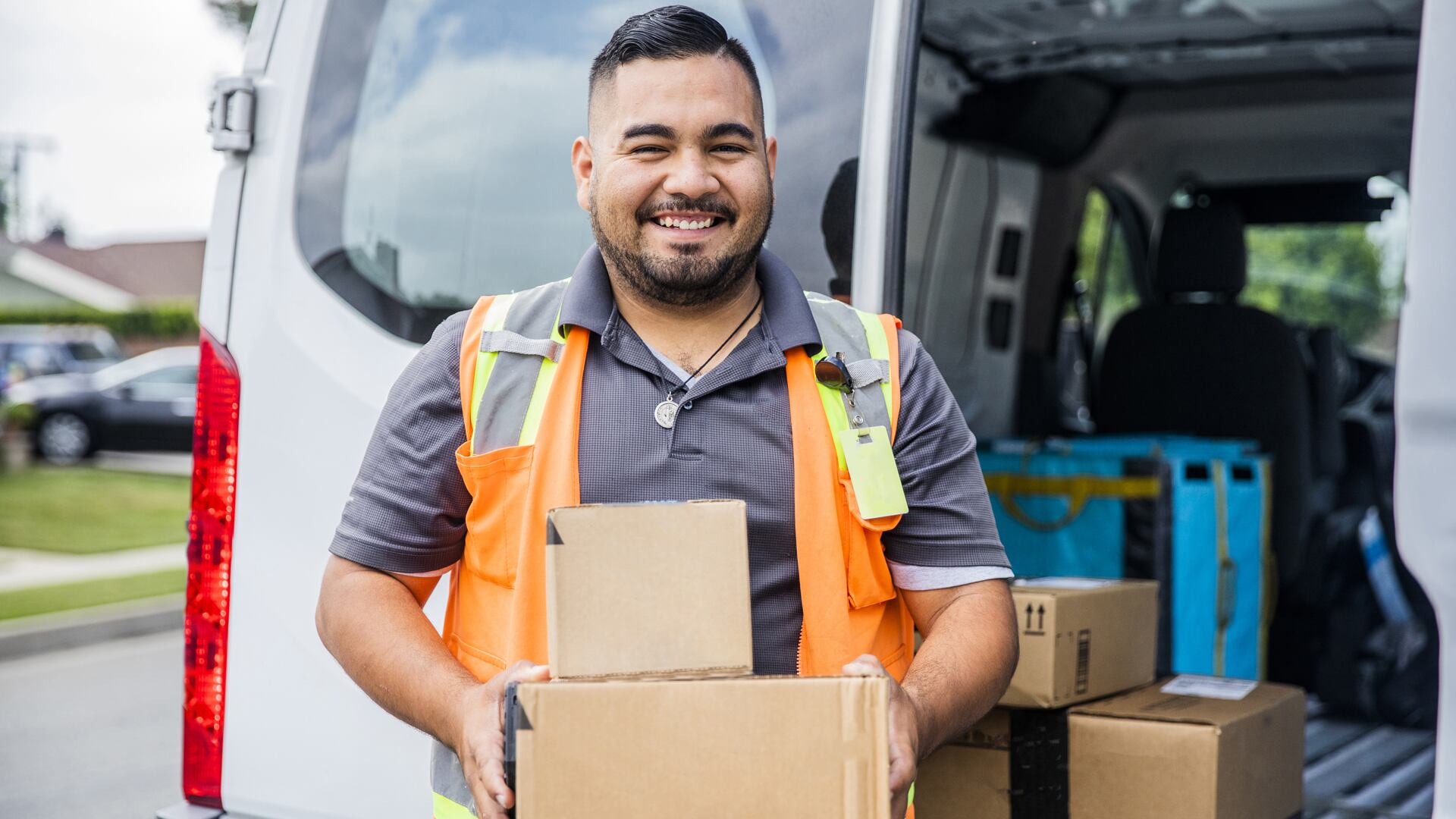 Todo aquel que trabaja en
alguna empresa que garantice el servicio de abastecimiento y logística es un héroe