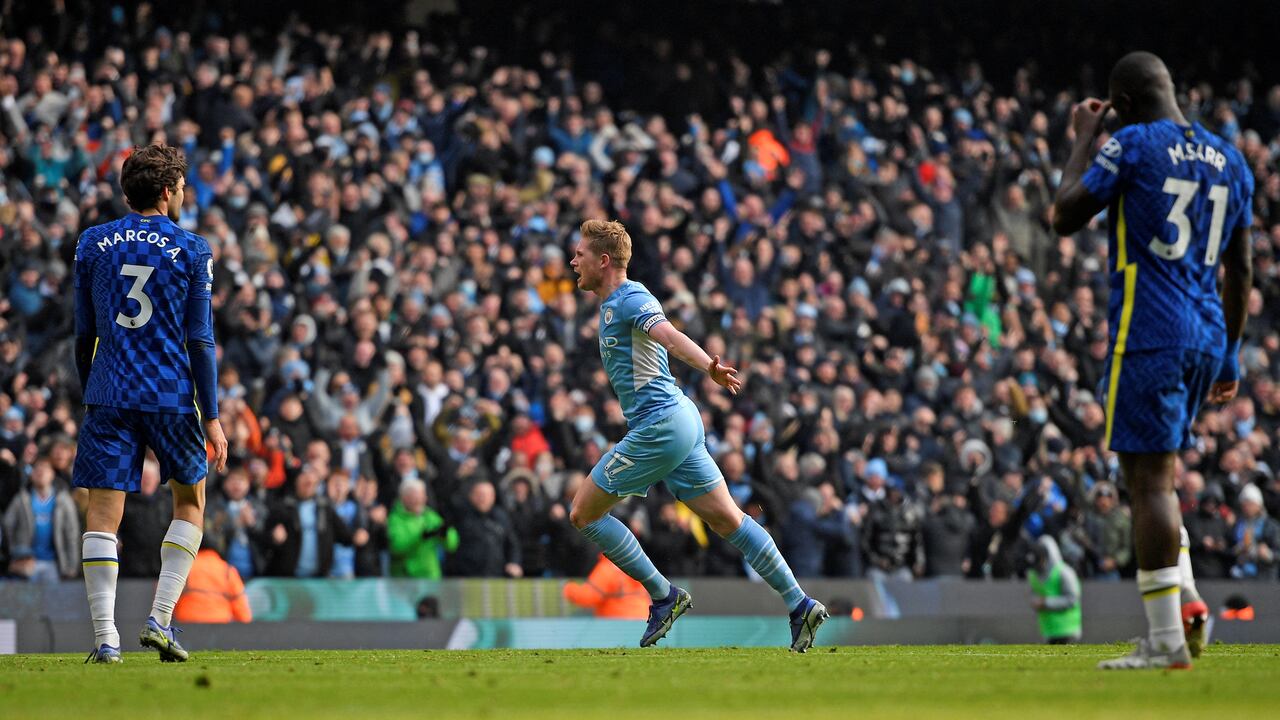El centrocampista belga del Manchester City, Kevin De Bruyne (C), celebra marcar el gol de apertura durante el partido de fútbol de la Premier League inglesa entre el Manchester City y el Chelsea en el estadio Etihad de Manchester, al noroeste de Inglaterra, el 15 de enero de 2022. (Foto de Oli SCARFF / AFP) / RESTRINGIDO A USO EDITORIAL. No se utiliza con audio, video, datos, listas de dispositivos, logotipos de clubes/ligas o servicios 'en vivo' no autorizados. Uso en línea durante el partido limitado a 120 imágenes. Se pueden usar 40 imágenes adicionales en tiempo extra. Sin emulación de vídeo. El uso de las redes sociales durante el partido está limitado a 120 imágenes. Se pueden usar 40 imágenes adicionales en tiempo extra. No se utiliza en publicaciones de apuestas, juegos o publicaciones de un solo club/liga/jugador.