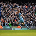 El centrocampista belga del Manchester City, Kevin De Bruyne (C), celebra marcar el gol de apertura durante el partido de fútbol de la Premier League inglesa entre el Manchester City y el Chelsea en el estadio Etihad de Manchester, al noroeste de Inglaterra, el 15 de enero de 2022. (Foto de Oli SCARFF / AFP) / RESTRINGIDO A USO EDITORIAL. No se utiliza con audio, video, datos, listas de dispositivos, logotipos de clubes/ligas o servicios 'en vivo' no autorizados. Uso en línea durante el partido limitado a 120 imágenes. Se pueden usar 40 imágenes adicionales en tiempo extra. Sin emulación de vídeo. El uso de las redes sociales durante el partido está limitado a 120 imágenes. Se pueden usar 40 imágenes adicionales en tiempo extra. No se utiliza en publicaciones de apuestas, juegos o publicaciones de un solo club/liga/jugador.