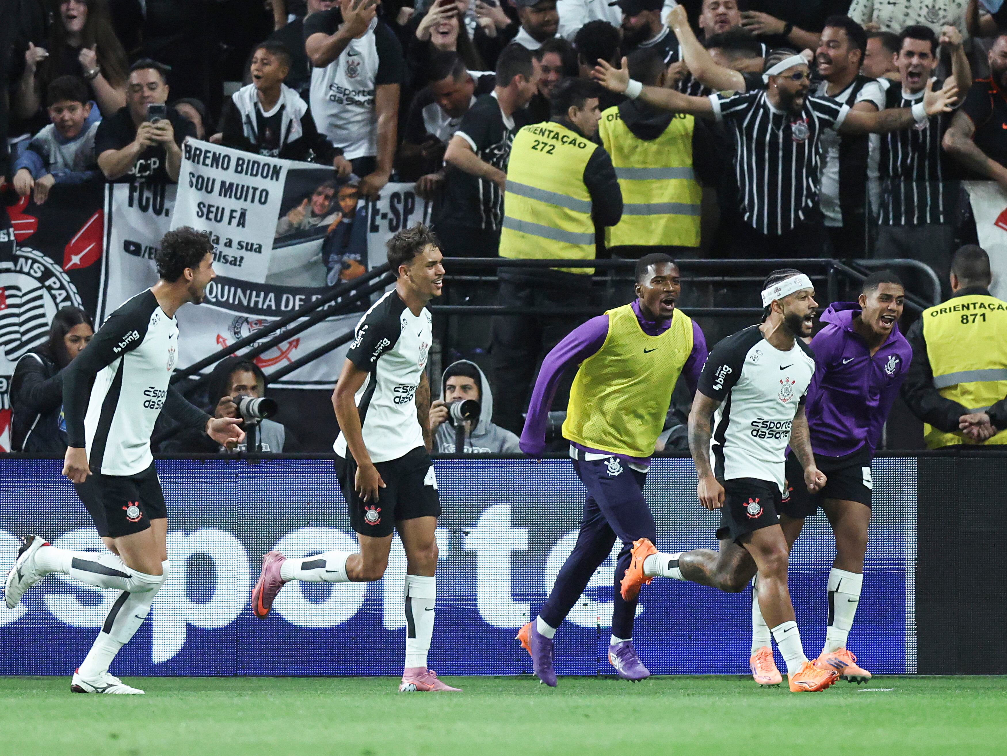 Memphis Depay, de Corinthians, celebra la anotación magistral que hizo en Brasil