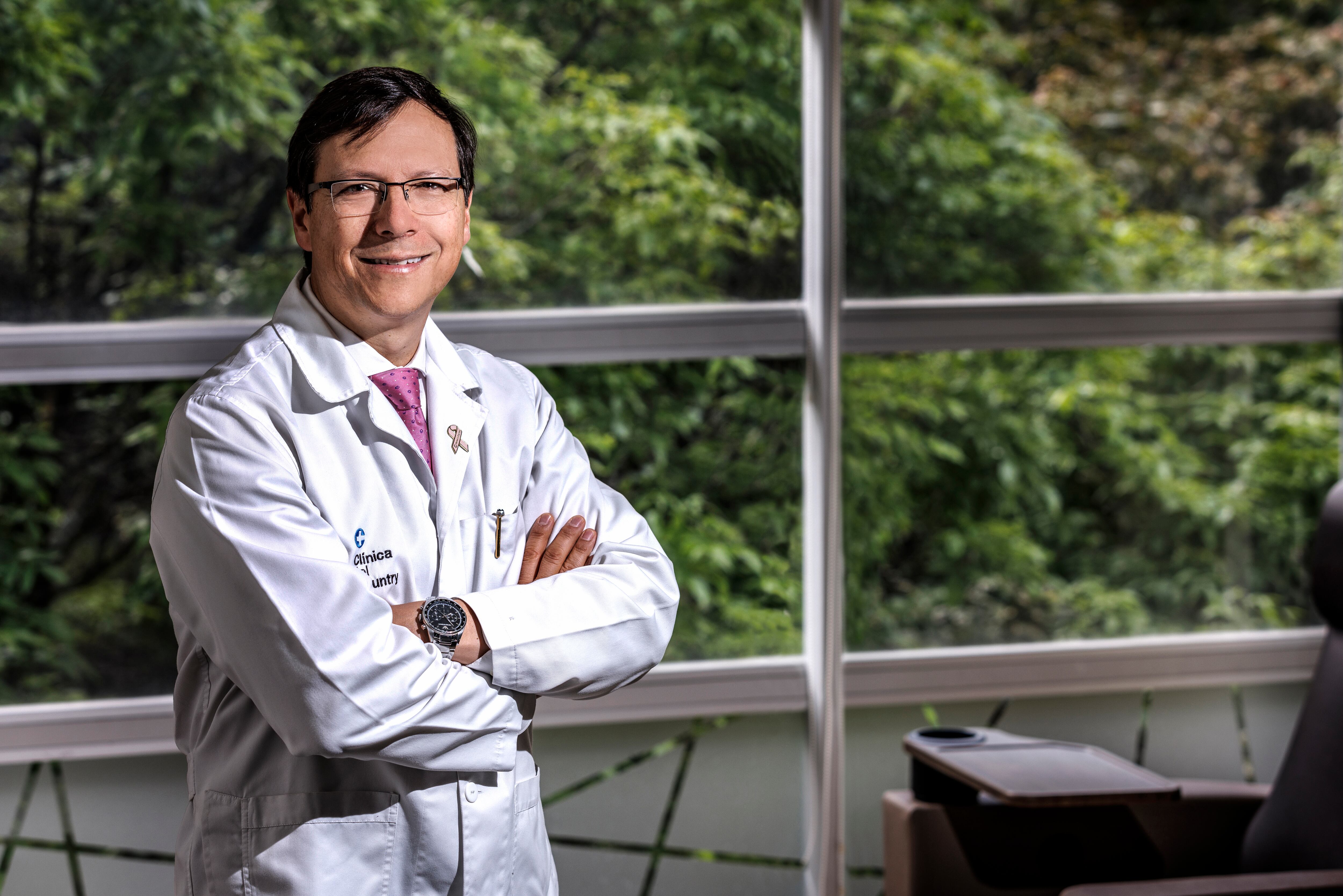 En el marco de la campaña Entender el cáncer de mama salva vidas, liderada por estas clínicas y acompañada por el Círculo de Mujeres Semana Dinero, que busca ampliar el círculo rosa para fortalecer la prevención a propósito del Día Mundial de la Lucha contra el Cáncer de Mama, el especialista expone con claridad el panorama actual, los desafíos estructurales y la urgencia de actuar antes de que sea tarde.