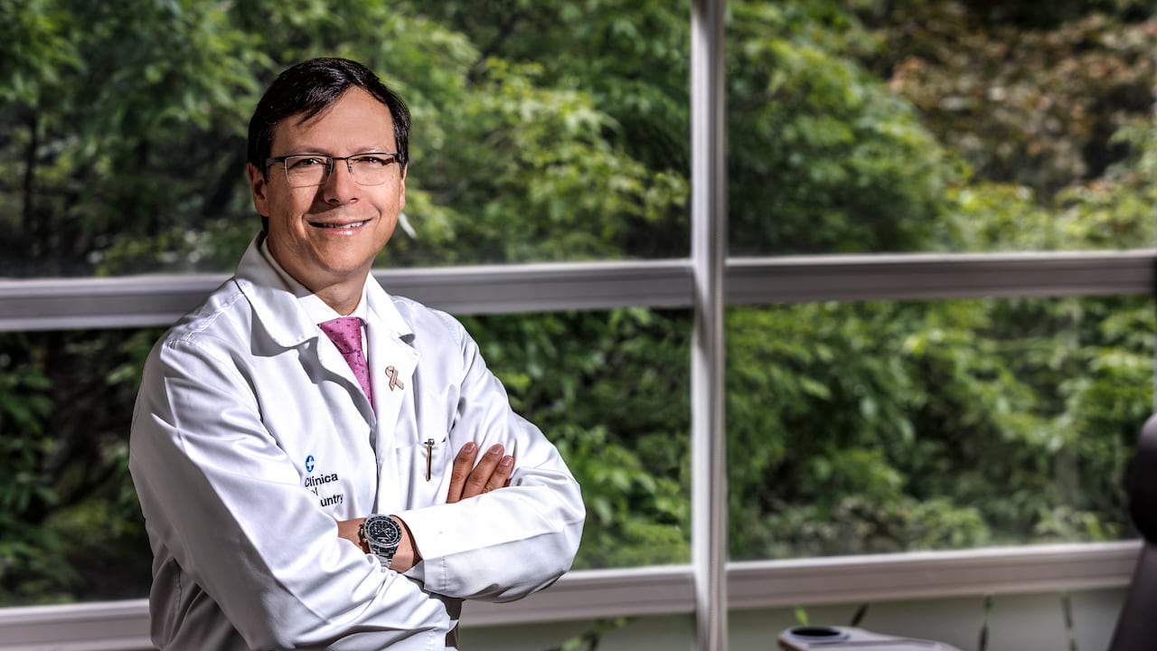 "El mejor momento para realizar el autoexamen es cinco días después del inicio de la menstruación. En ese momento, las mamas están menos sensibles y es más fácil identificar cambios": Juan Carlos Velásquez, jefe del Centro de Oncología de la Clínica del Country.