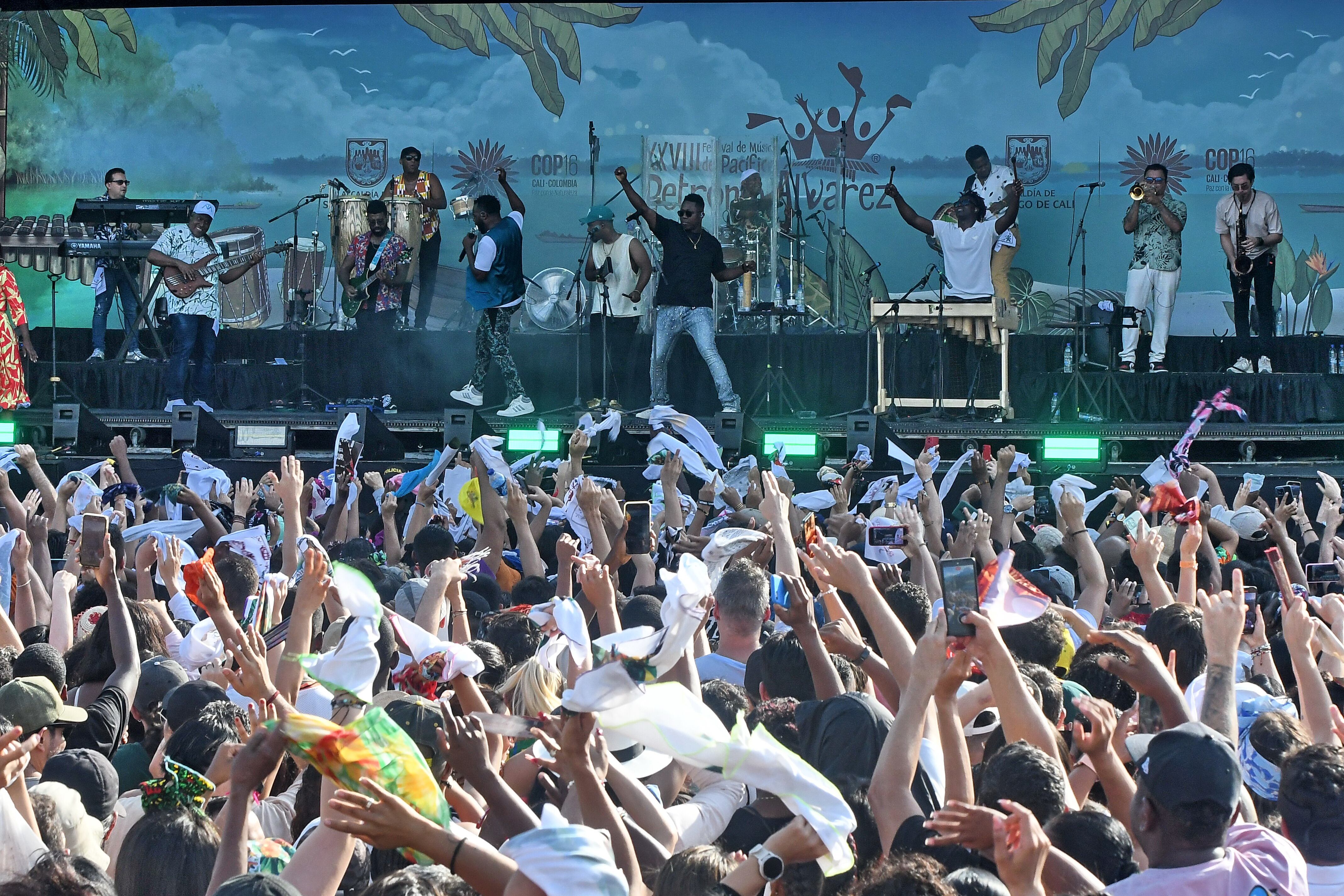 Cali: Cierre del Festival Petronio Álvarez con la presentación del grupo Herencia de Timbiquí. foto José L  Guzmán. EL País