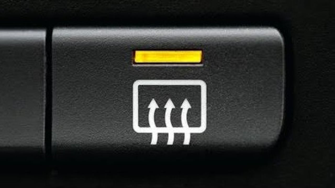 El botón suele estar al lado izquierdo del conductor, en el volante o en la pantalla táctil.