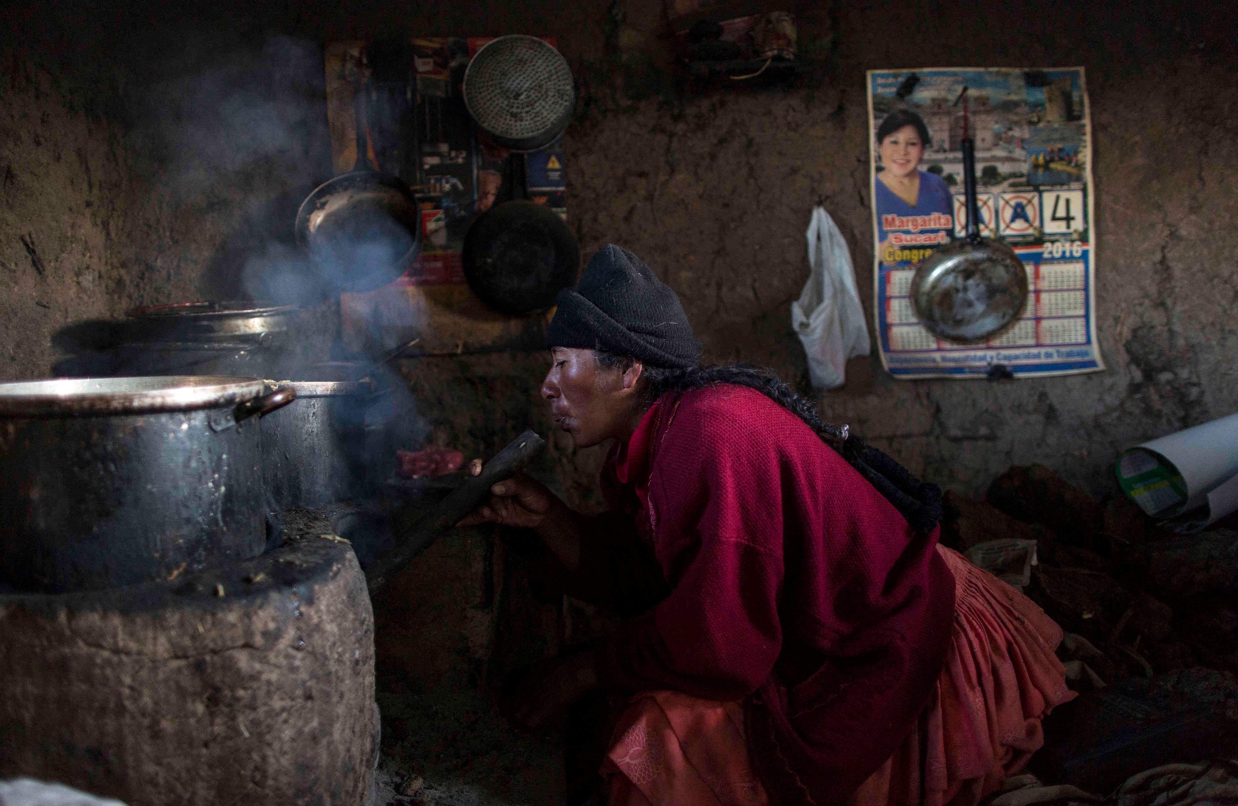 Lilian Avila Díaz enciende su estufa de leña para cocinar el almuerzo para su familia en Coata, un pequeño pueblo en la costa del Lago Titicaca, en la región de Puno, Perú. La cantidad de mercurio consumida por los residentes del Titicaca es "inaceptable", según la Dra. Jane M. Hightower, especializada en medicina interna en el California Pacific Medical Center de San Francisco (AP Photo / Rodrigo Abd) 