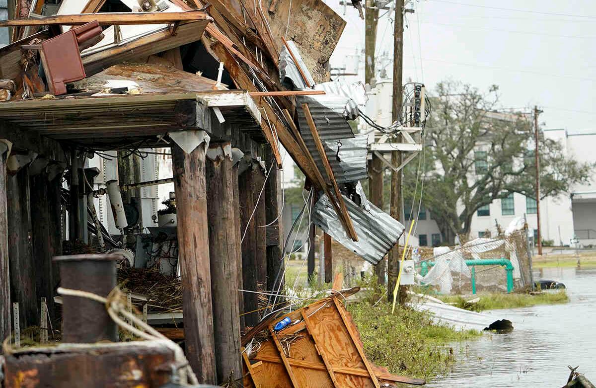 Las inundaciones rodean un edificio dañado el viernes 28 de agosto de 2020 en Cameron, Luisiana, luego de que el huracán Laura se desplazara por el área el jueves. Foto: David J. Phillip / AP