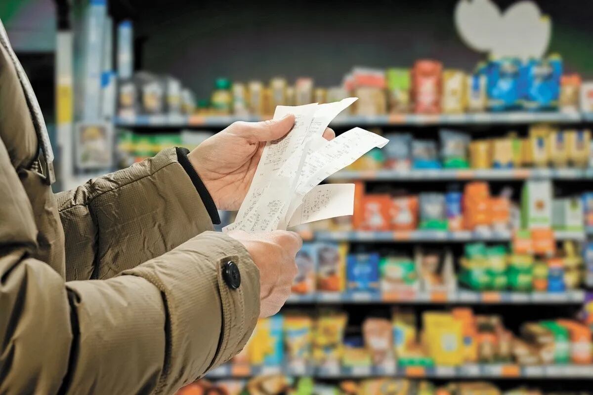 Conservar los recibos de la compra es una manera de vigilar la situación financiera personal.