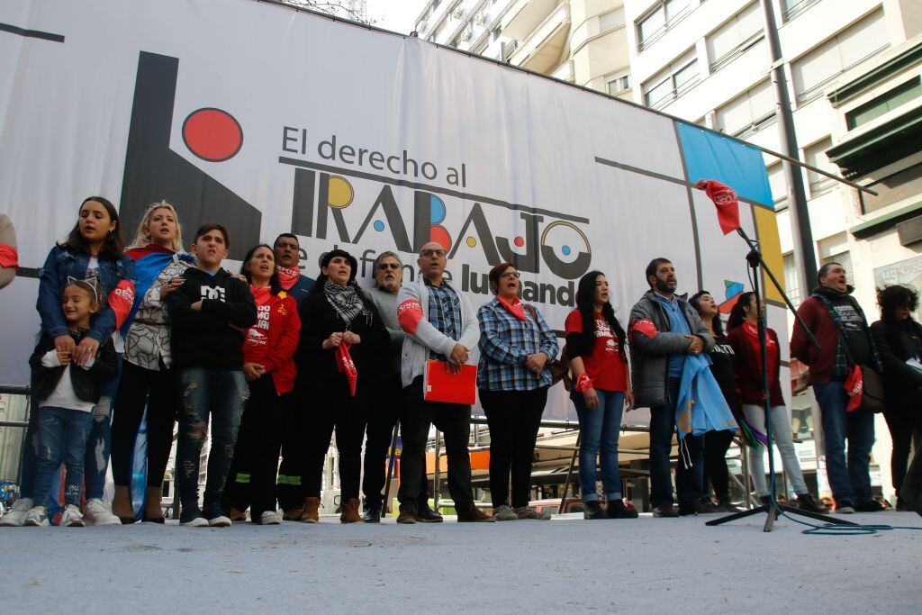 Miembros de todos los sindicatos participaron en una movilización que comenzó desde la Universidad hasta el Obelisco en medio de una huelga general. Las acciones fueron tomadas en defensa del trabajo y la negociación colectiva.