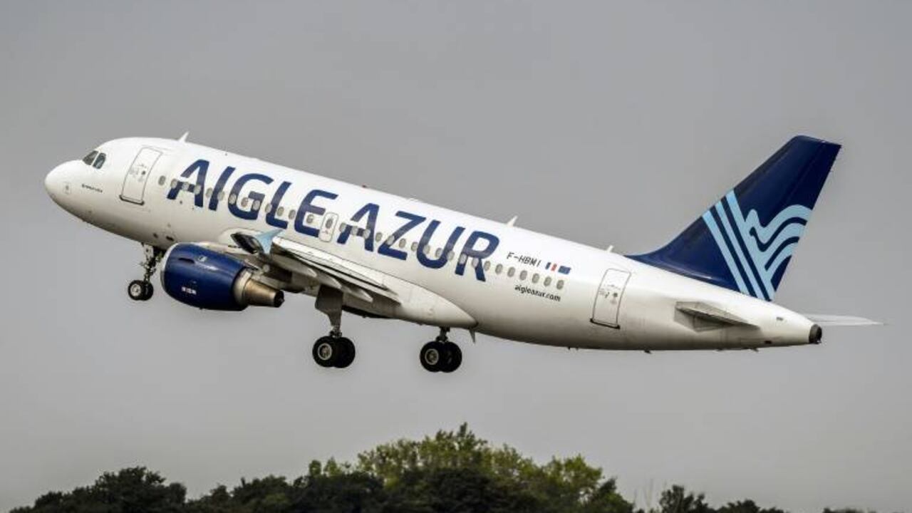 Un avión de la aerolínea Aigle Azur despega del aeropuerto de Lille, al norte de Francia, el 25 de agosto del año 2017. Foto: AFP/Archivos / Philippe Huguen