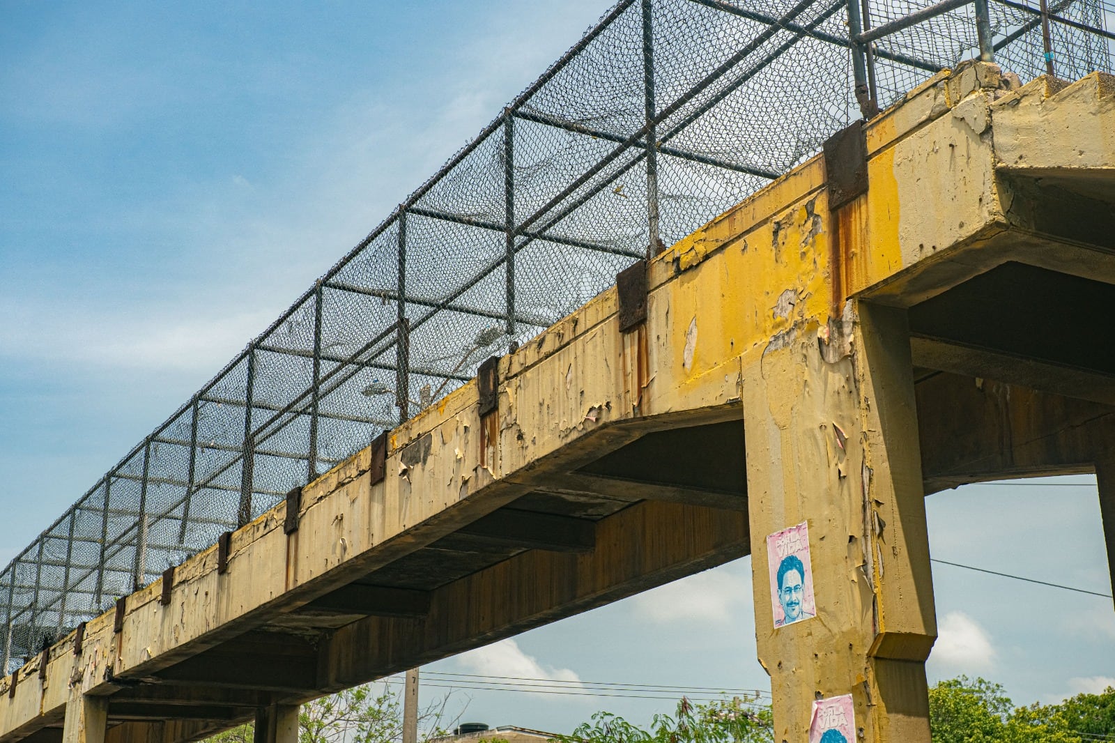 Puente peatonal en mal estado.