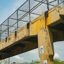 Puente peatonal en mal estado.