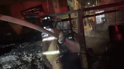 Bomberos de Bogotá controlando el incendio en Bosa