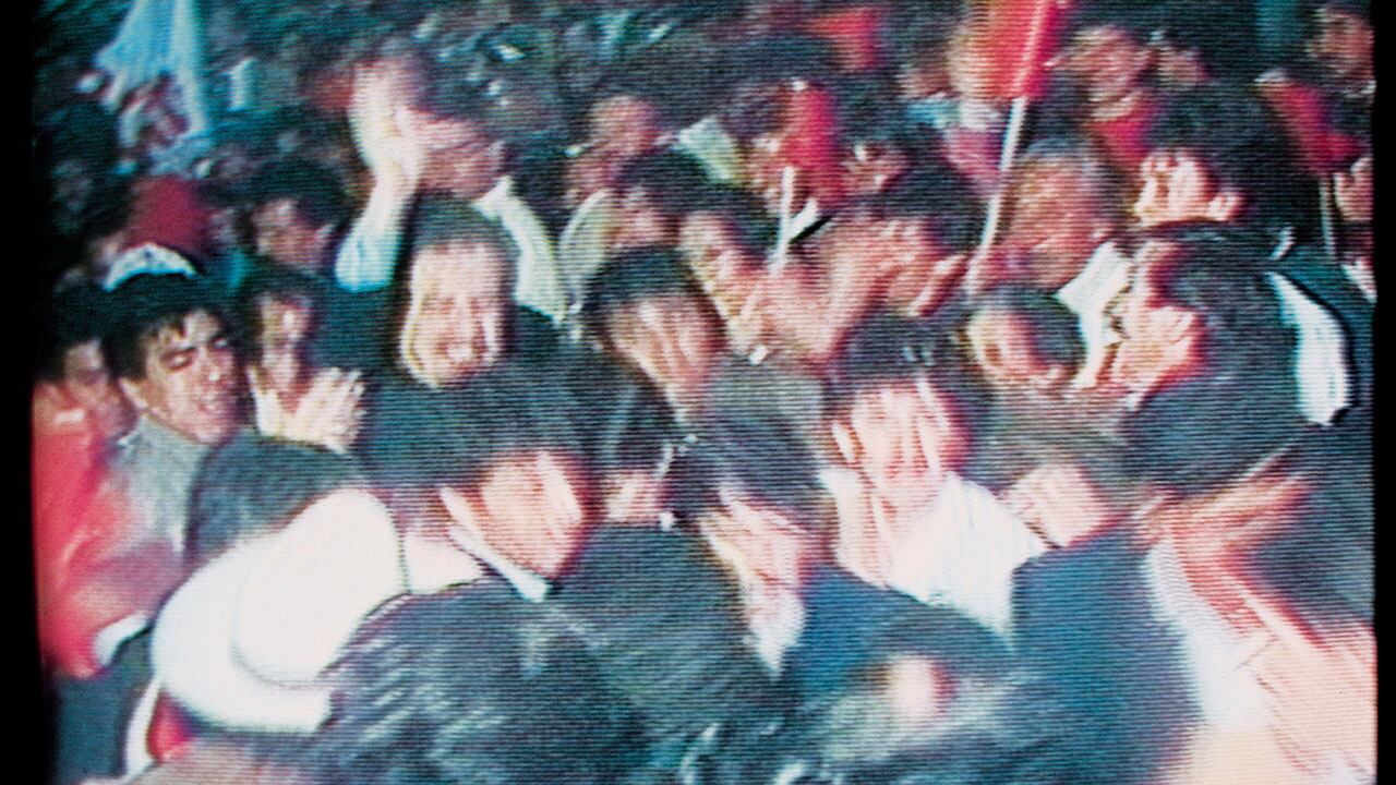 Luis Carlos Galán en medio del caos de su magnicidio en 1989.