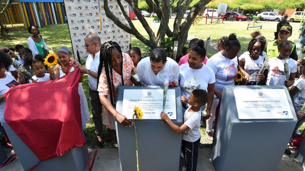 Las placas fueron develadas con presencia de las familias de las víctimas.