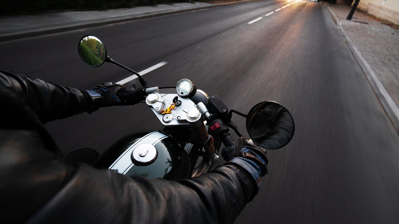 Cómo conducir una moto de noche de manera responsable