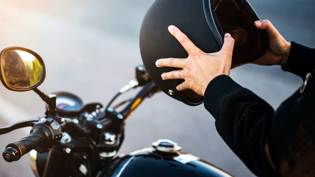 Los cascos protegen la cabeza para evitar lesiones graves.