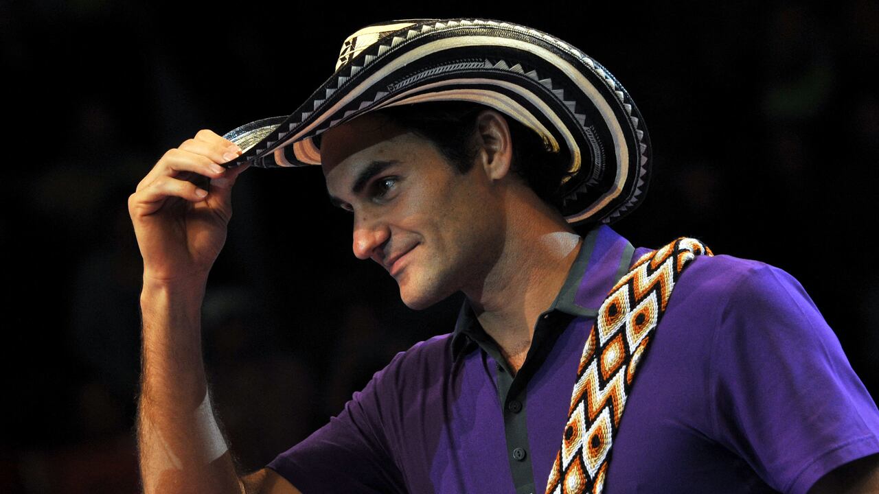 El tenista suizo Roger Federer usando sombrero vueltiao durante visita a Colombia.