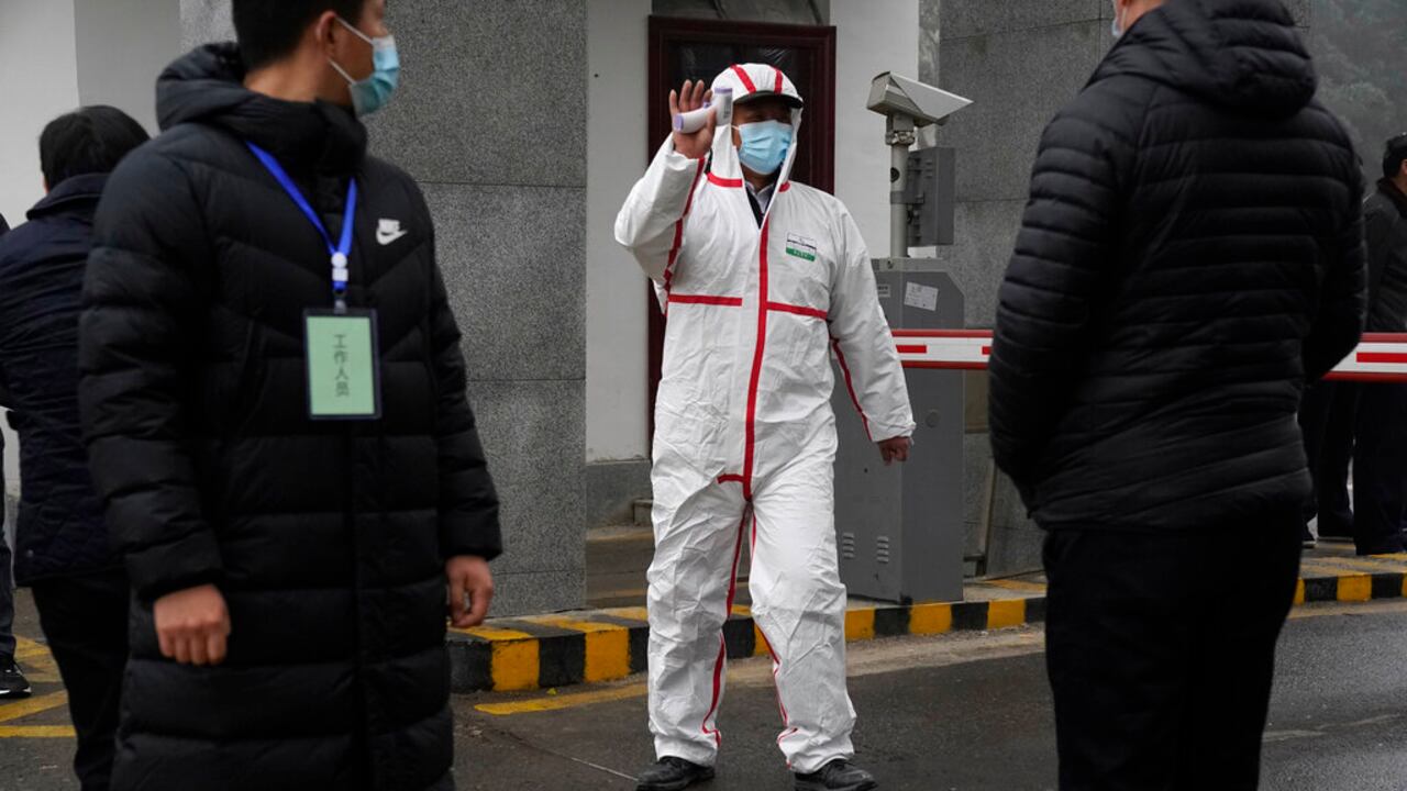 Marion Koopmans, miembro de un equipo de la Organización Mundial de la Salud, llega al Centro de Hubei de Control y Prevención de Enfermedades, en Wuhan, en la provincia china de Hubei.