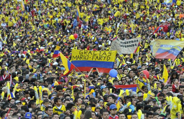 Al menos cien mil personas asistieron al Parque Simón Bolívar, en Bogotá, el domingo 6 de julio del 2014, para darle la bienvenida a la Selección Colombia de Fútbol, luego de su brillante participación en la Copa del Mundo. El equipo, por primera vez, llegó a cuartos de final logra ubicarse entre las ocho mejores selecciones del Mundo. Foto: Carlos Julio Martínez / SEMANA.