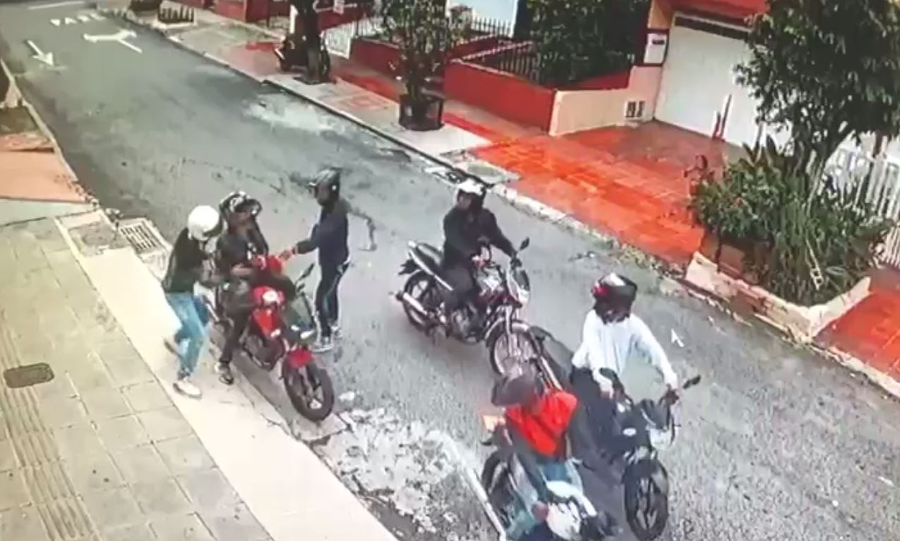 Los delincuentes intimidaron a la víctima con armas de fuego y cuchillos.