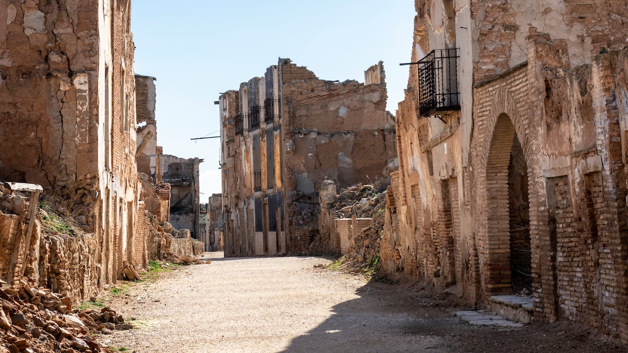 Ruinas del pueblo devastado en la Batalla del Ebro, en el verano de 1937, durante la Guerra Civil Española.