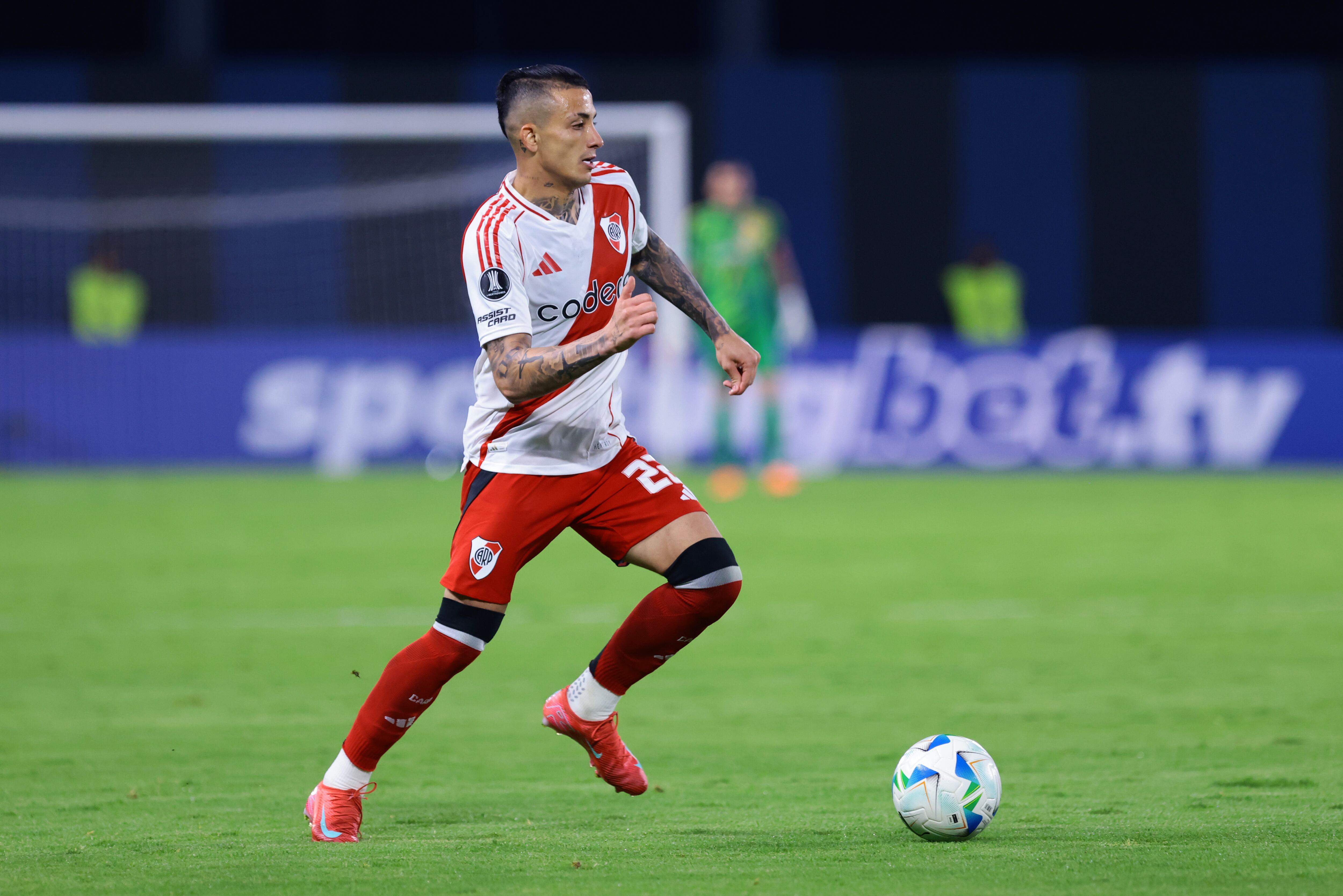 Kevin Castaño disputando la Libertadores con River Plate