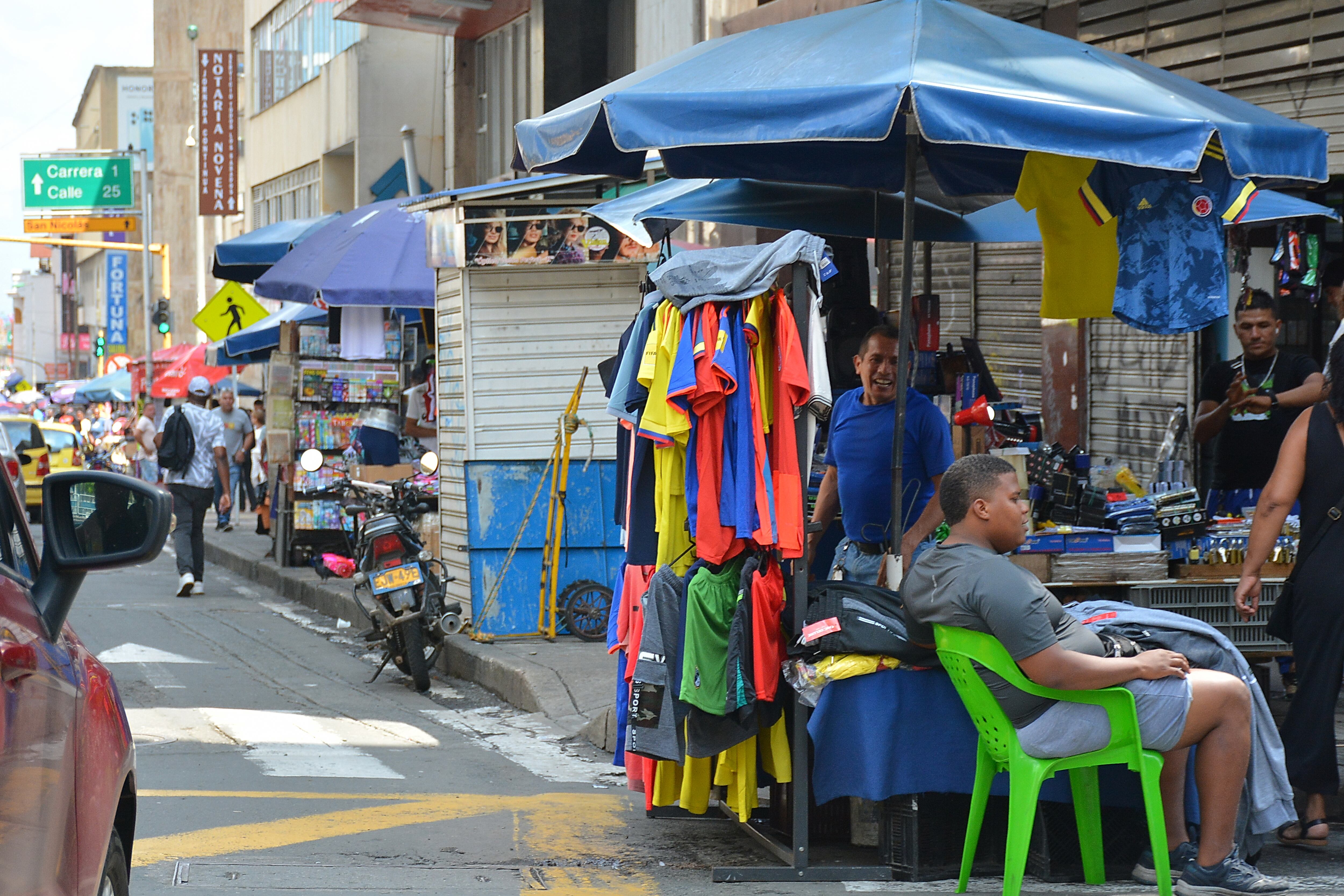 Miles de personas salieron a realizar sus compras de navidad a una semana del nacimiento del Niño Dios. Las calles del centro se convierten en un caos