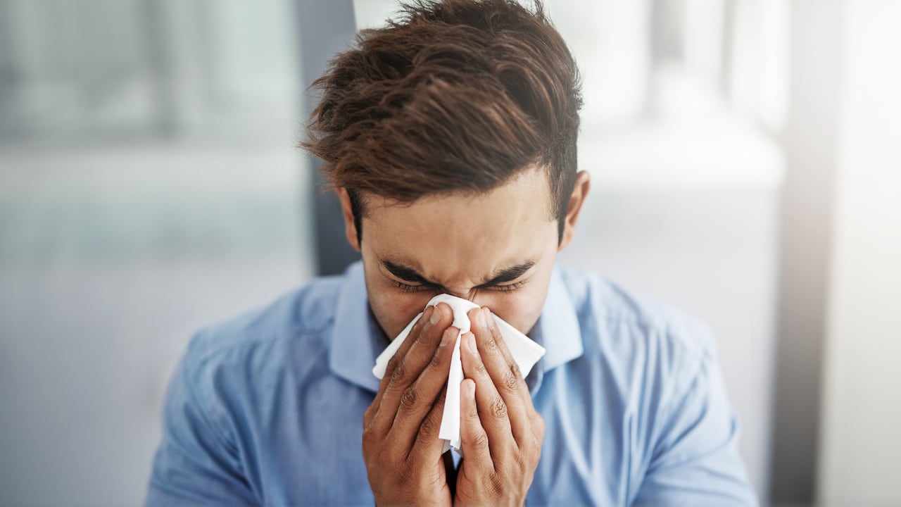 Si se usan pañuelos, lo recomendable es que sean desechables.