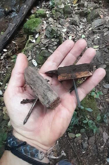En reconocido sendero natural de Cali instalaron peligrosas trampas para lastimar a caminantes.