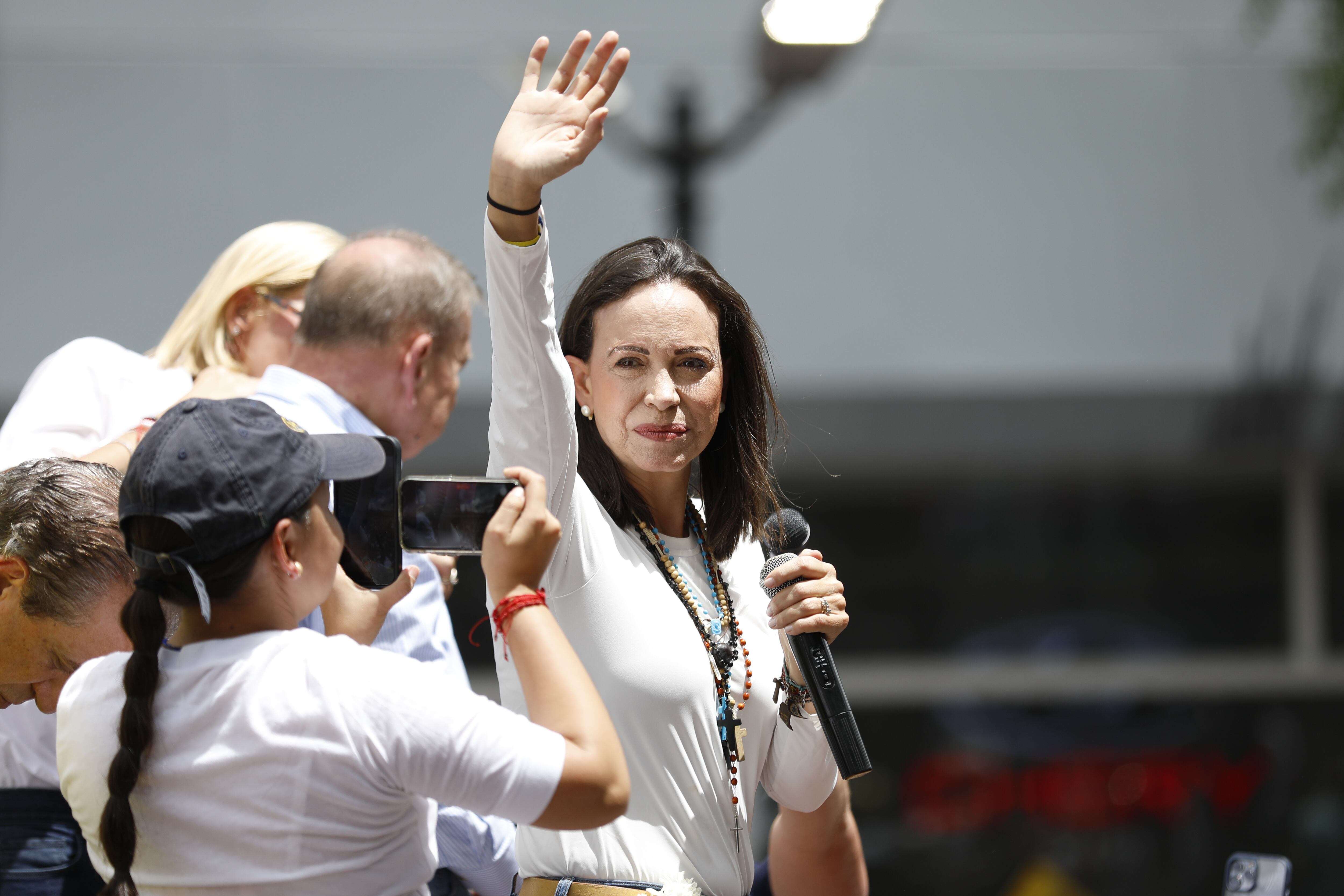 La líder de la oposición María Corina Machado viaja encima de un camión durante una protesta contra los resultados oficiales de las elecciones presidenciales que declaran ganador al presidente Nicolás Maduro en Caracas, Venezuela, el martes 30 de julio de 2024, dos días después