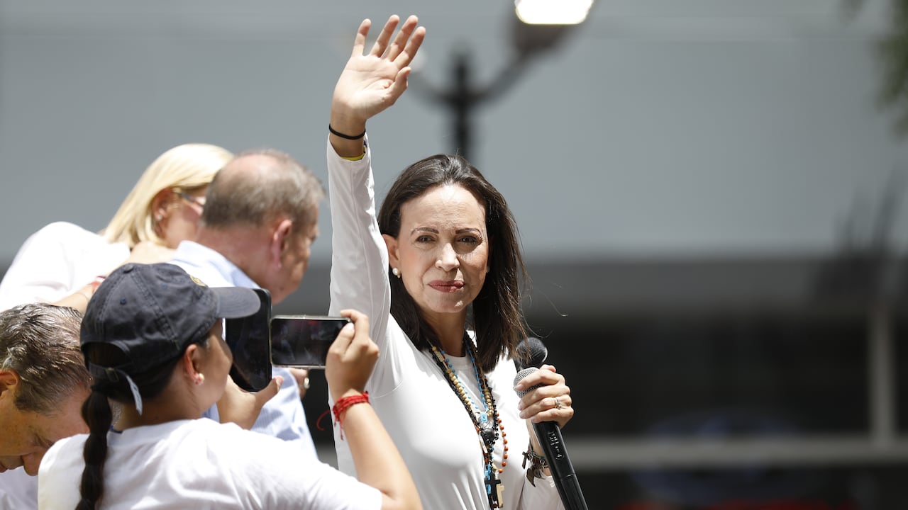 La líder de la oposición María Corina Machado viaja encima de un camión durante una protesta contra los resultados oficiales de las elecciones presidenciales que declaran ganador al presidente Nicolás Maduro en Caracas, Venezuela, el martes 30 de julio de 2024, dos días después