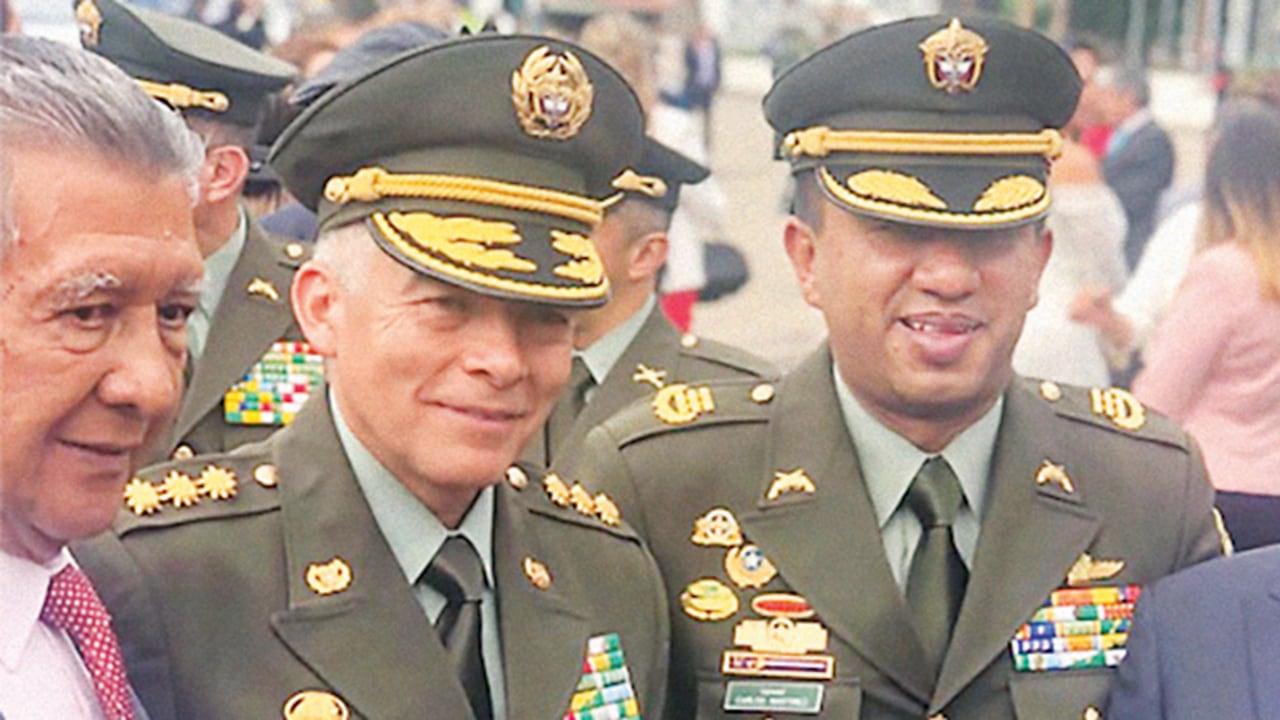 El exdirector de la Policía, general Óscar Atehortúa, al lado del coronel (r) Carlos Alberto Martínez, exjefe del área de Contrainteligencia.