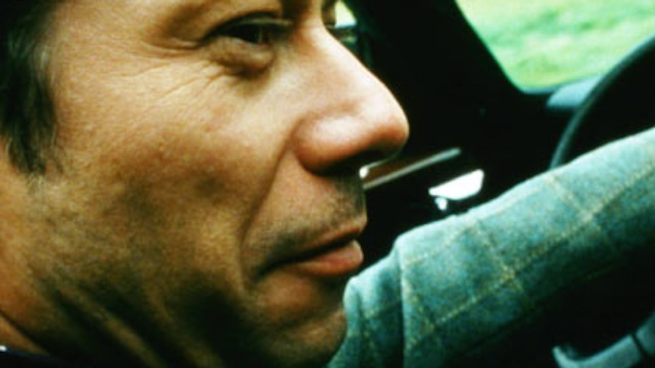 El editor periodístico Jean-Dominique Bauby (Mathiew Amalric) sufre un ataque cerebral en diciembre de 1995