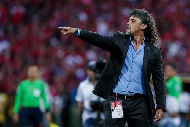 Leonel Álvarez en 2016, cuando dirigía a Johan Arango en el Medellín.