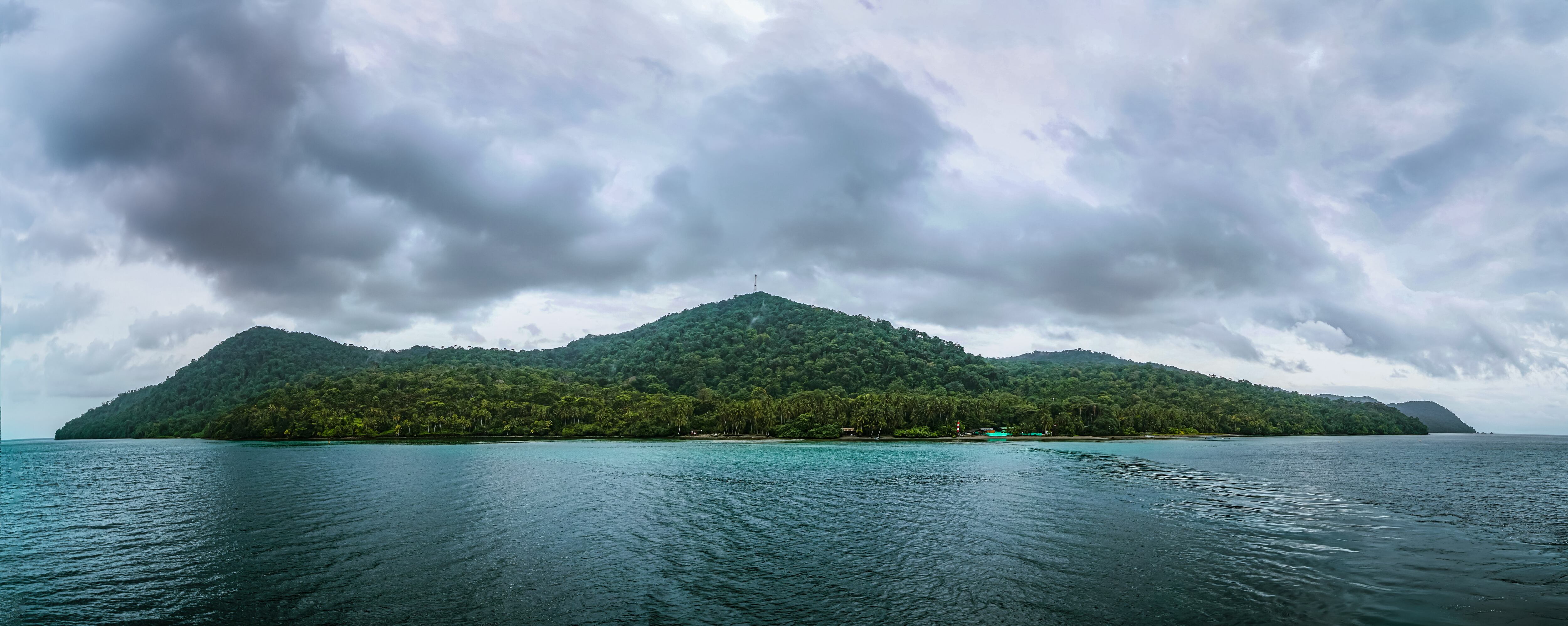P.N.N. Isla Gorgona forma parte de una de las 59 áreas protegidas del sistema de PNN de Colombia. Está conformado por dos islas (Gorgona y Gorgonilla). Está ubicada a 28 km al oeste de la costa del Pacífico Colombiano. Pertenece al municipio de Guapi departamento del Cauca. Fue descubierta por Bartolomé Ruiz​ en 1526. Se le da este  nombre debido a que la gran cantidad de serpientes en la isla que le recordaban a las Gorgonas de la mitología griega, quienes, en lugar de cabellos, llevaban serpientes. 29 de septiembre de 2024. Foto Jorge Orozco / El País.