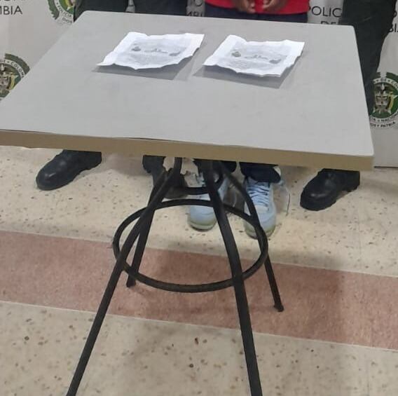 Los panfletos que le fueron encontrados al joven